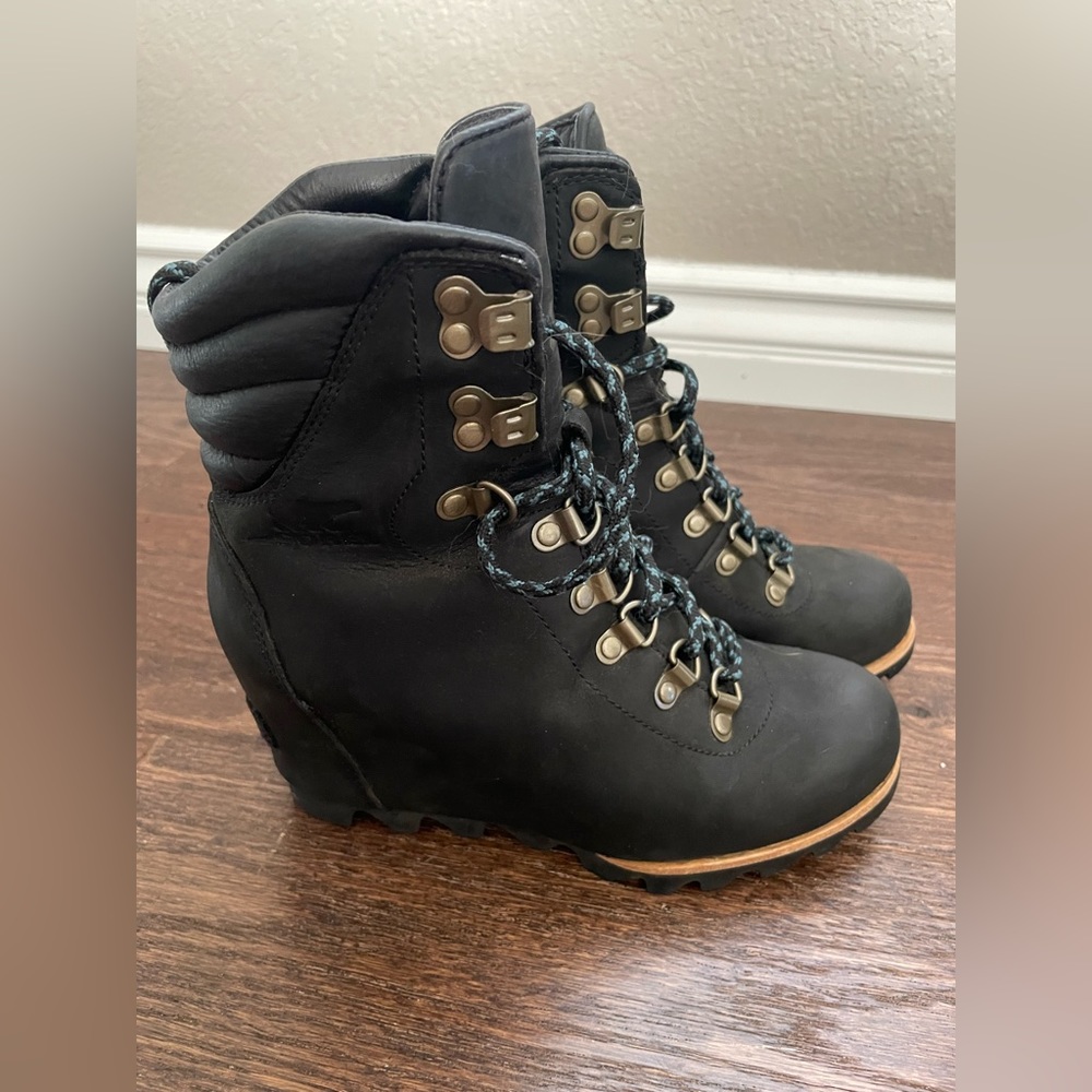 Joan of Artic Sorel Wedges - Black with Blue Laces, Winter Boots, Wedge
